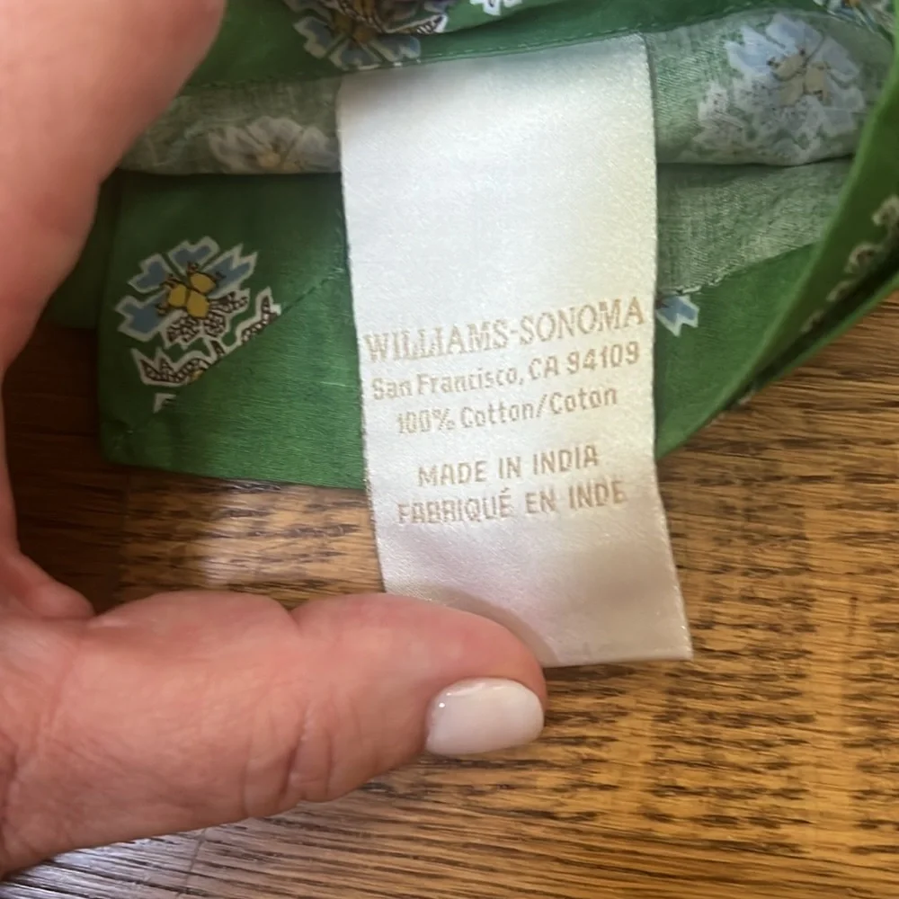 Williams Sonoma set of 6 dinner napkins. Green